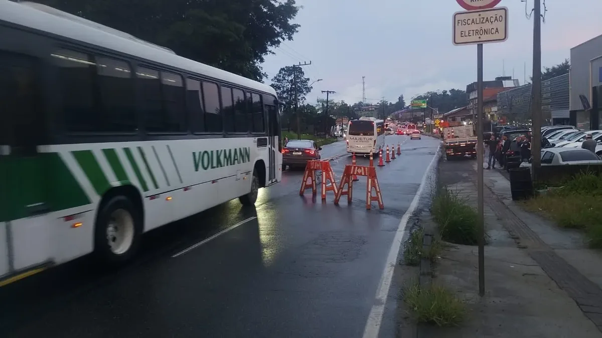 Recalque do solo interdita trecho da Rua Engenheiro Udo Deeke, em Blumenau
