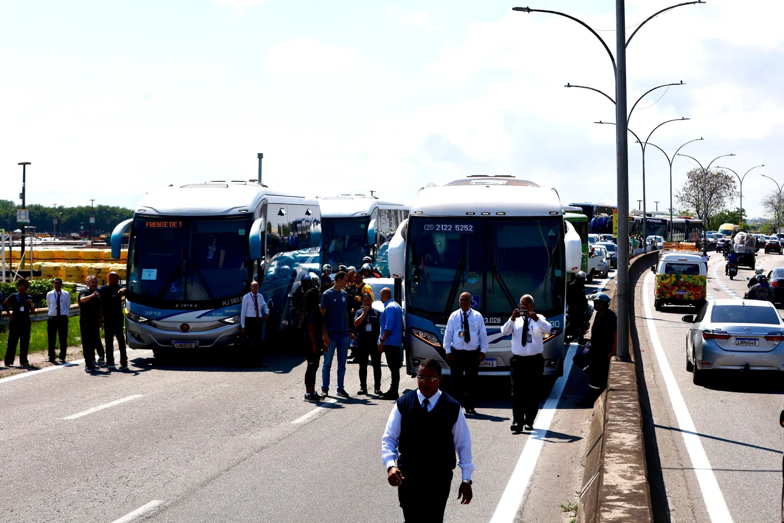 Ônibus com alunos são abordados por criminosos armados no Rio