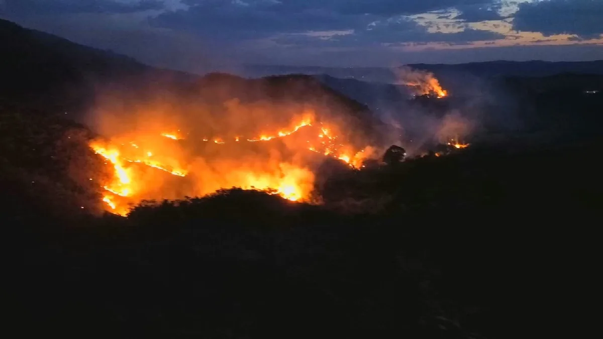 Incêndio avança por 15 km na Serra de Calcilândia, em Goiás