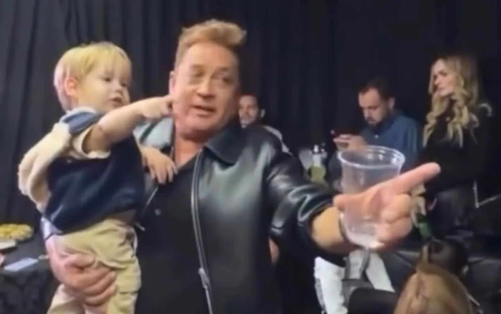 Leonardo publica mensagem para o neto após faltar à festa de José Leonardo