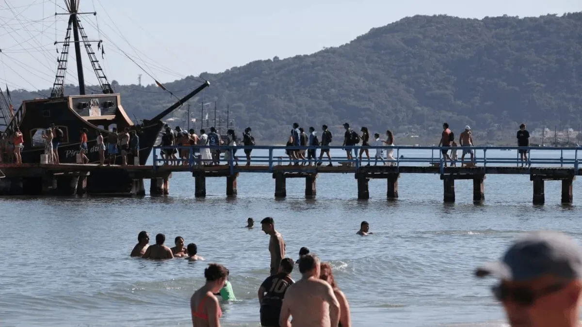 Polícia Científica vai identificar homem achado no mar em Canasvieiras