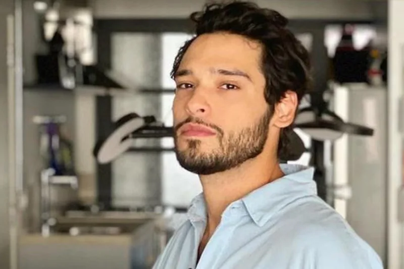 Bruno Fagundes esclarece crítica à presença de influenciadores em novelas