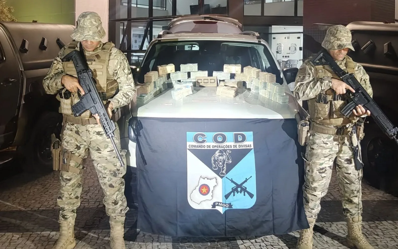 Polícia encontra cerca de R$ 1 milhão em carro na GO-020, em Goiás