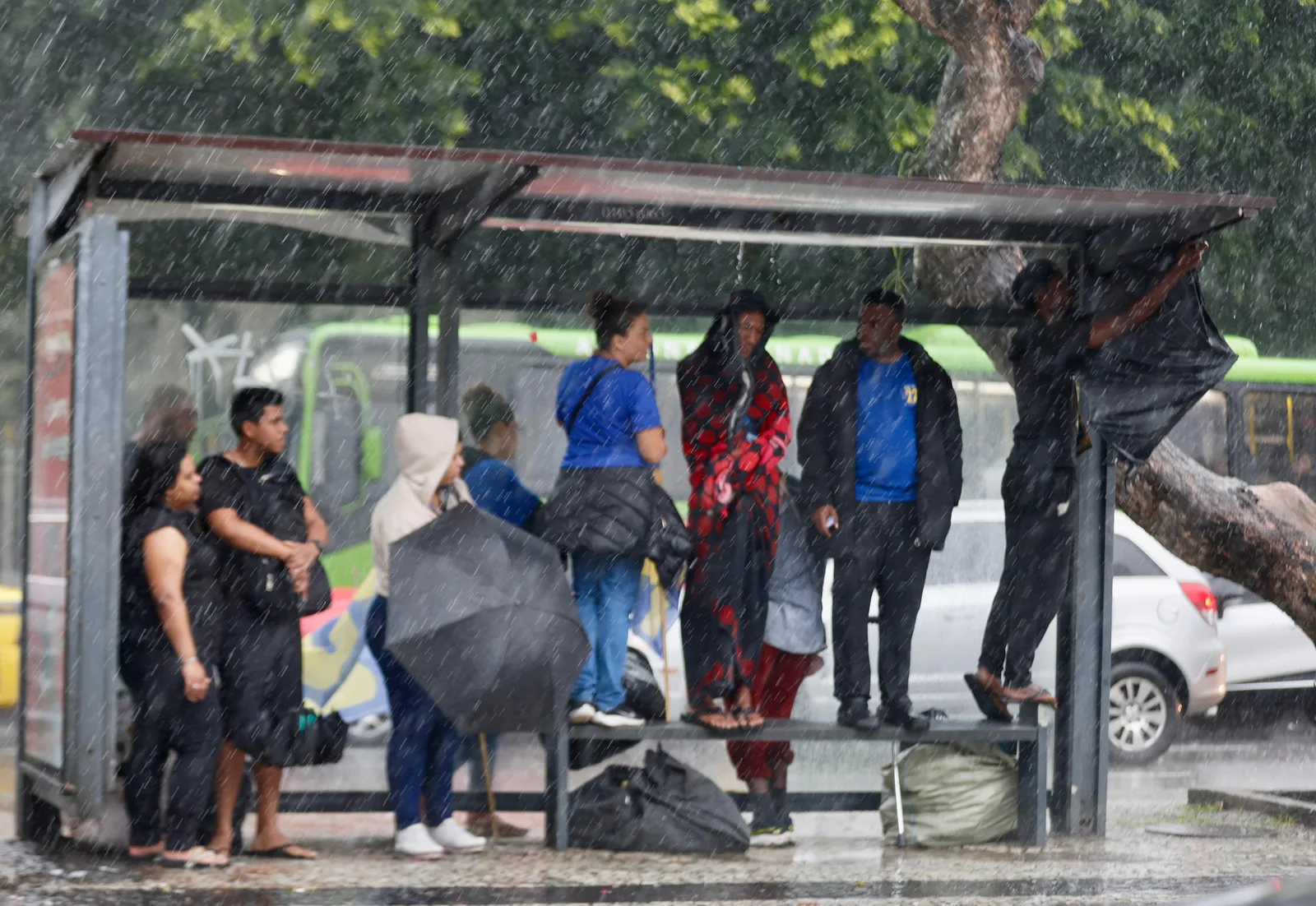 Chuva forte atinge regiões do Rio, e instabilidade deve continuar até segunda-feira
