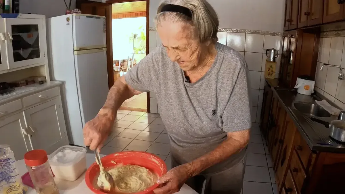 Pão caseiro com fubá leva vinagre e não precisa ser sovado