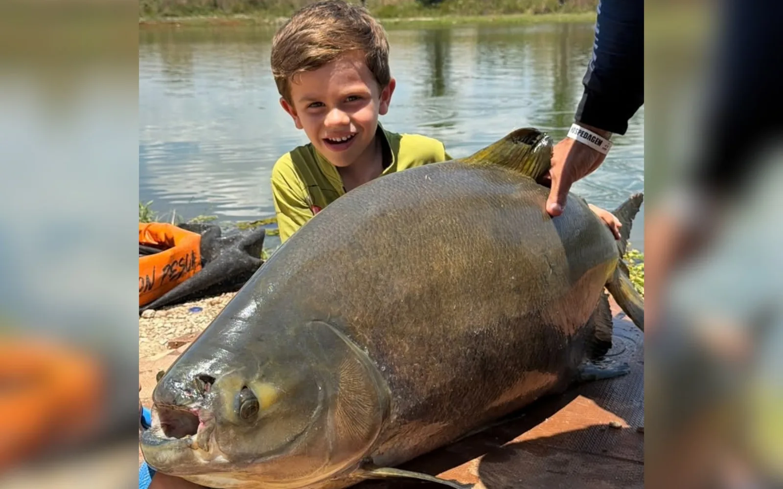 Menino de 4 anos fisga tambacu de 25 kg em hotel fazenda de Guapó