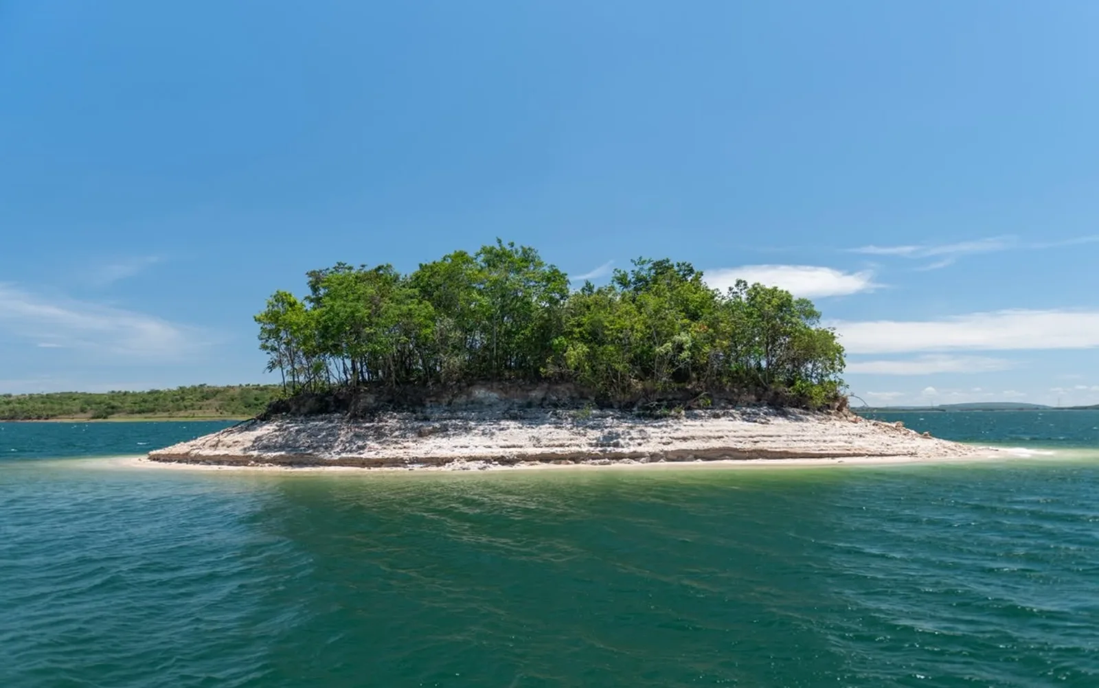 Ilha em formato de coração fica no Lago Corumbá IV, em Goiás