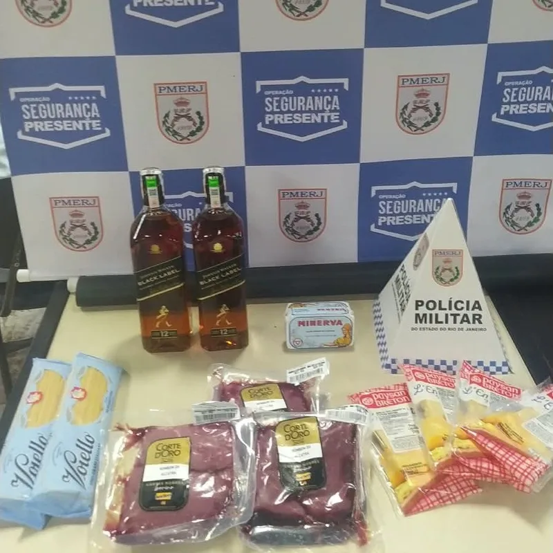 Homem é detido ao tentar levar bebidas, carnes e queijos de supermercado no Rio