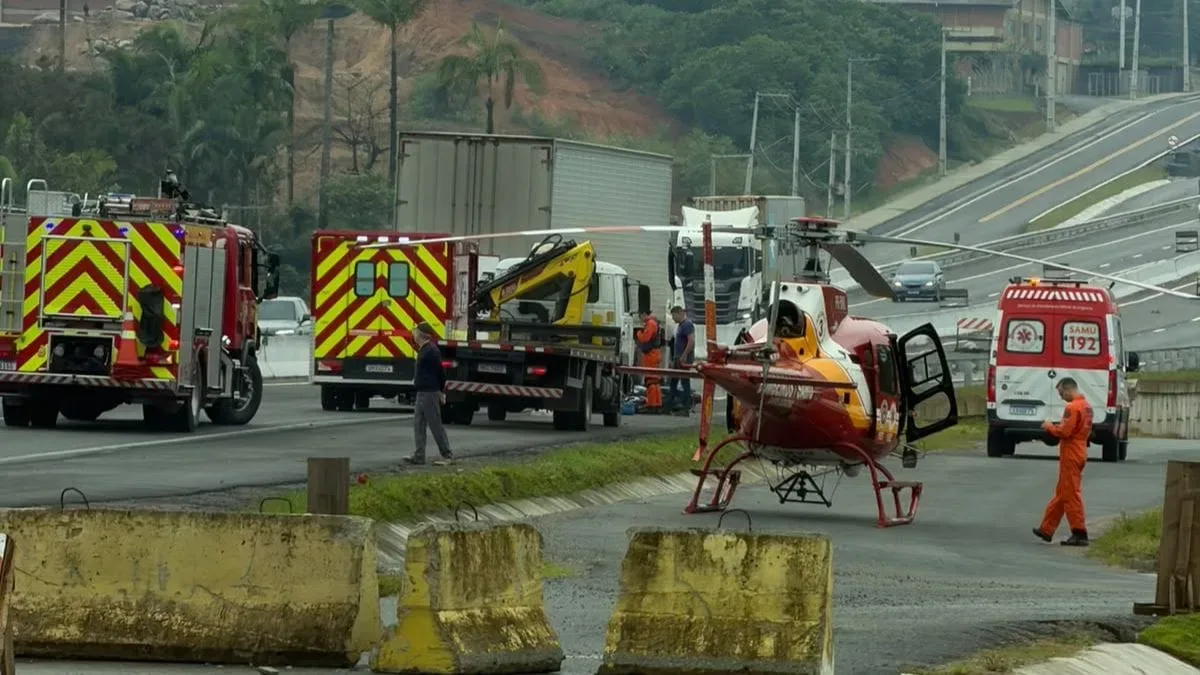 Jovem morre após colisão entre moto e carreta na BR-470, em Blumenau