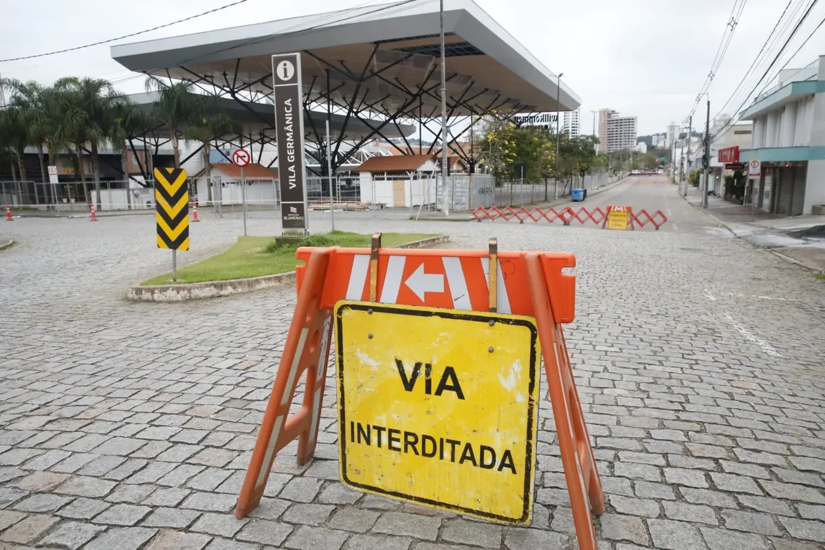 Interdições mudam trânsito perto da Vila Germânica durante montagem da Oktoberfest