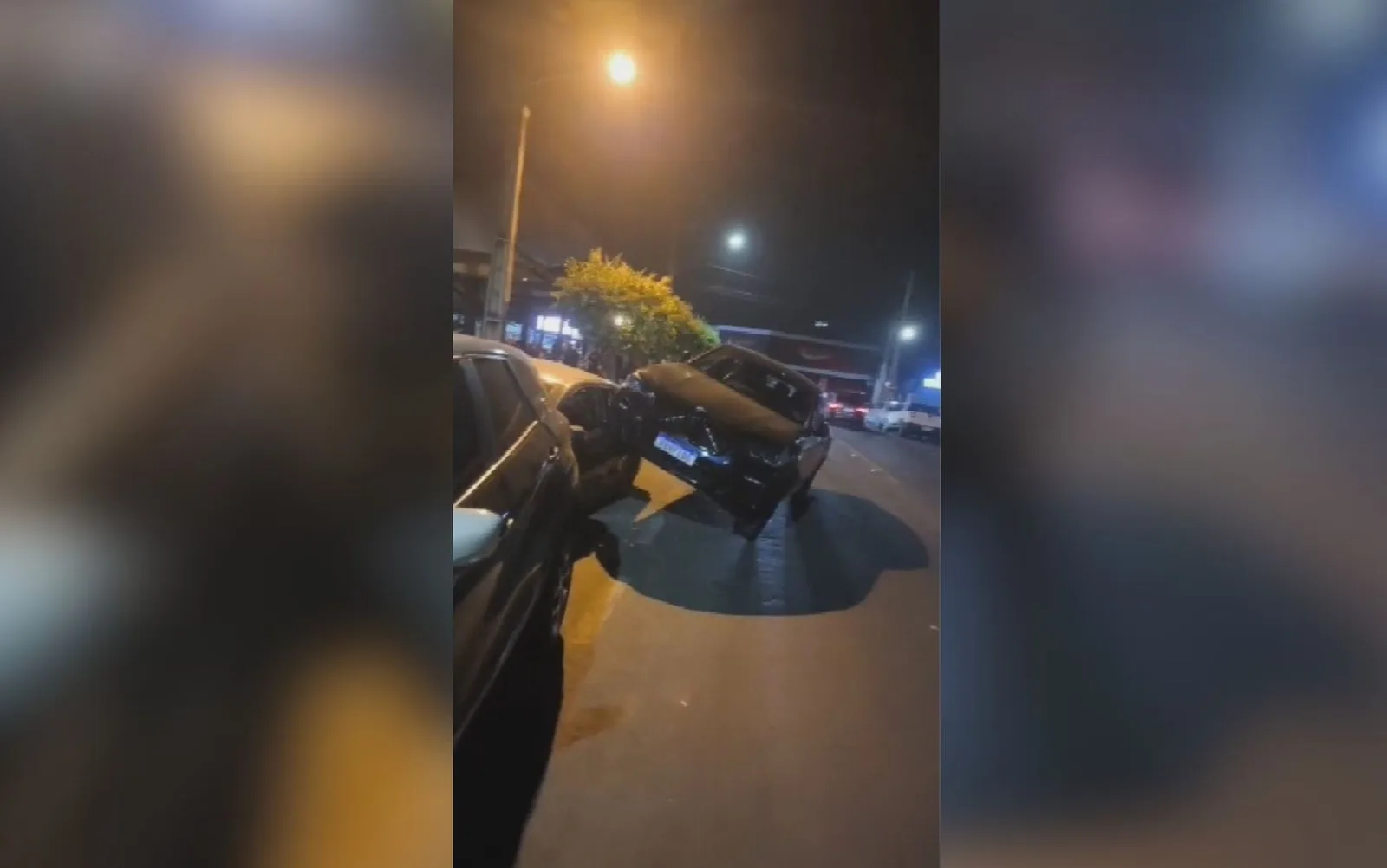 BMW fica parcialmente sobre carro estacionado após acidente em Goiânia