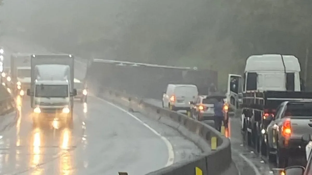Tombamento de carreta bloqueia sentido Sul da BR-101 em Palhoça