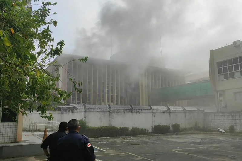 Incêndio provoca evacuação em setor da Caixa no prédio da Justiça Federal em Manaus