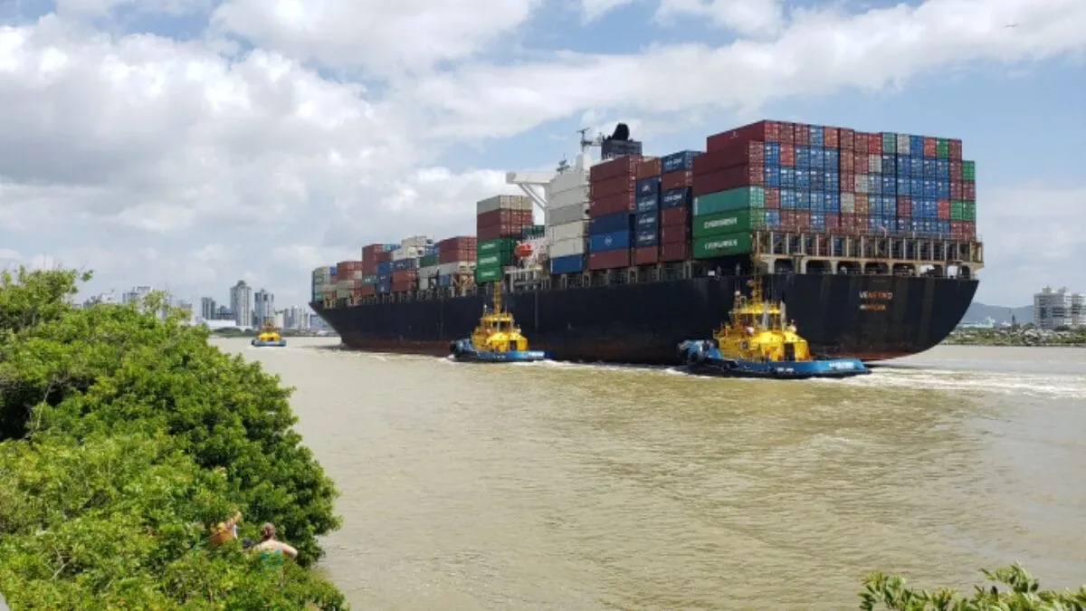 Correnteza afasta navio do cais e fecha canal do Porto de Itajaí