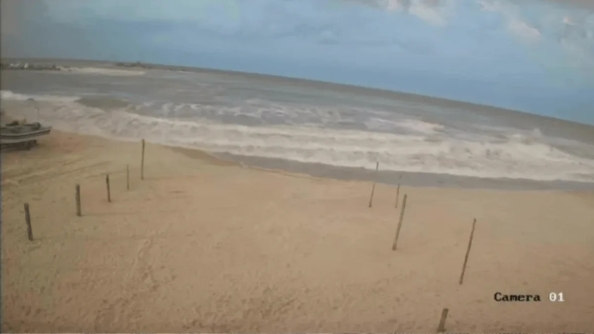 Mar recua antes de onda atingir restaurantes e rua no Sul de Santa Catarina