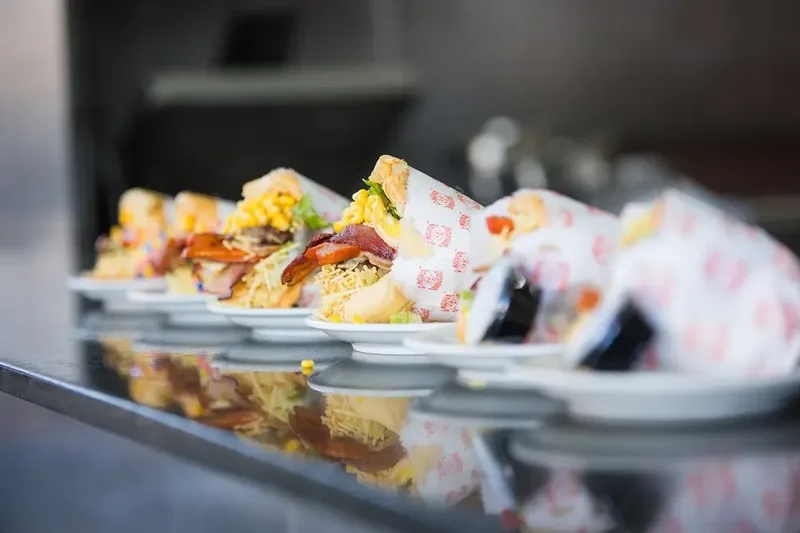 Circuito X reúne chefs e celebra a história dos pit-dogs em Goiânia