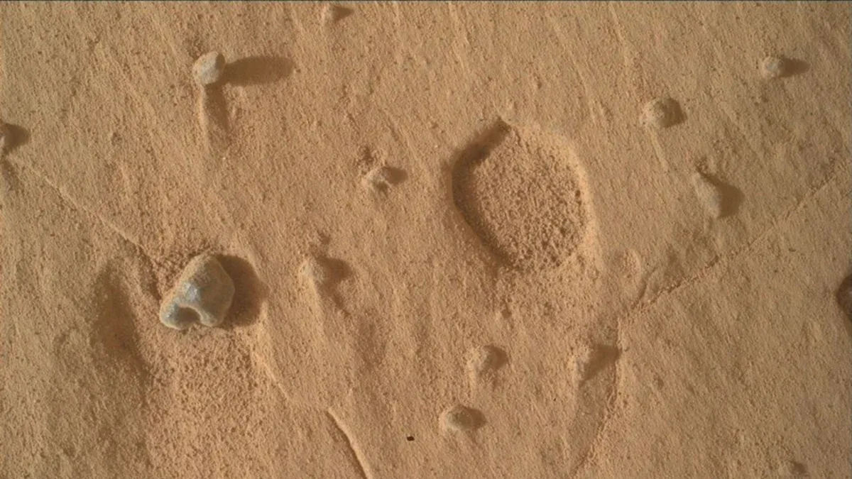 Curiosity encontra buracos rasos e incomuns em rochas de Marte