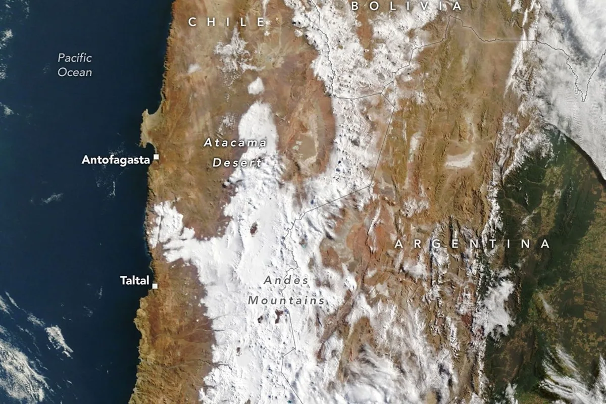 Satélites registram duas ondas de neve sobre o Deserto do Atacama