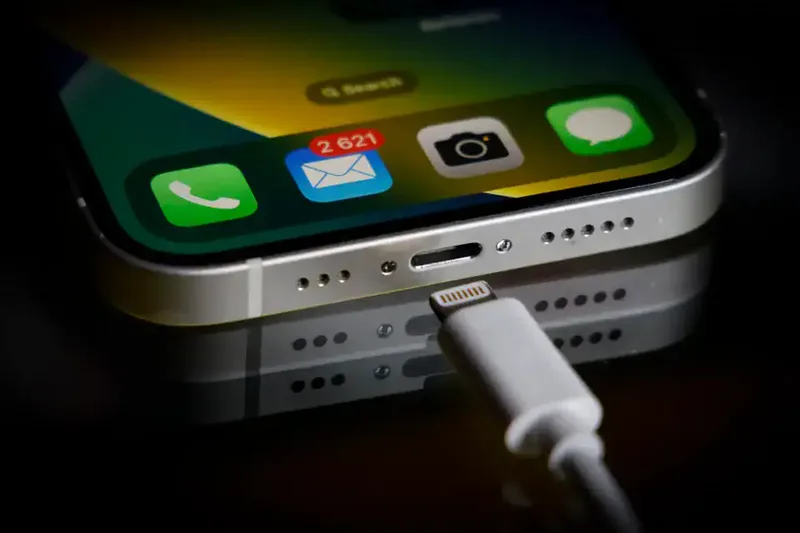 Apple troca Lightning por USB-C no iPhone 15 após pressão regulatória