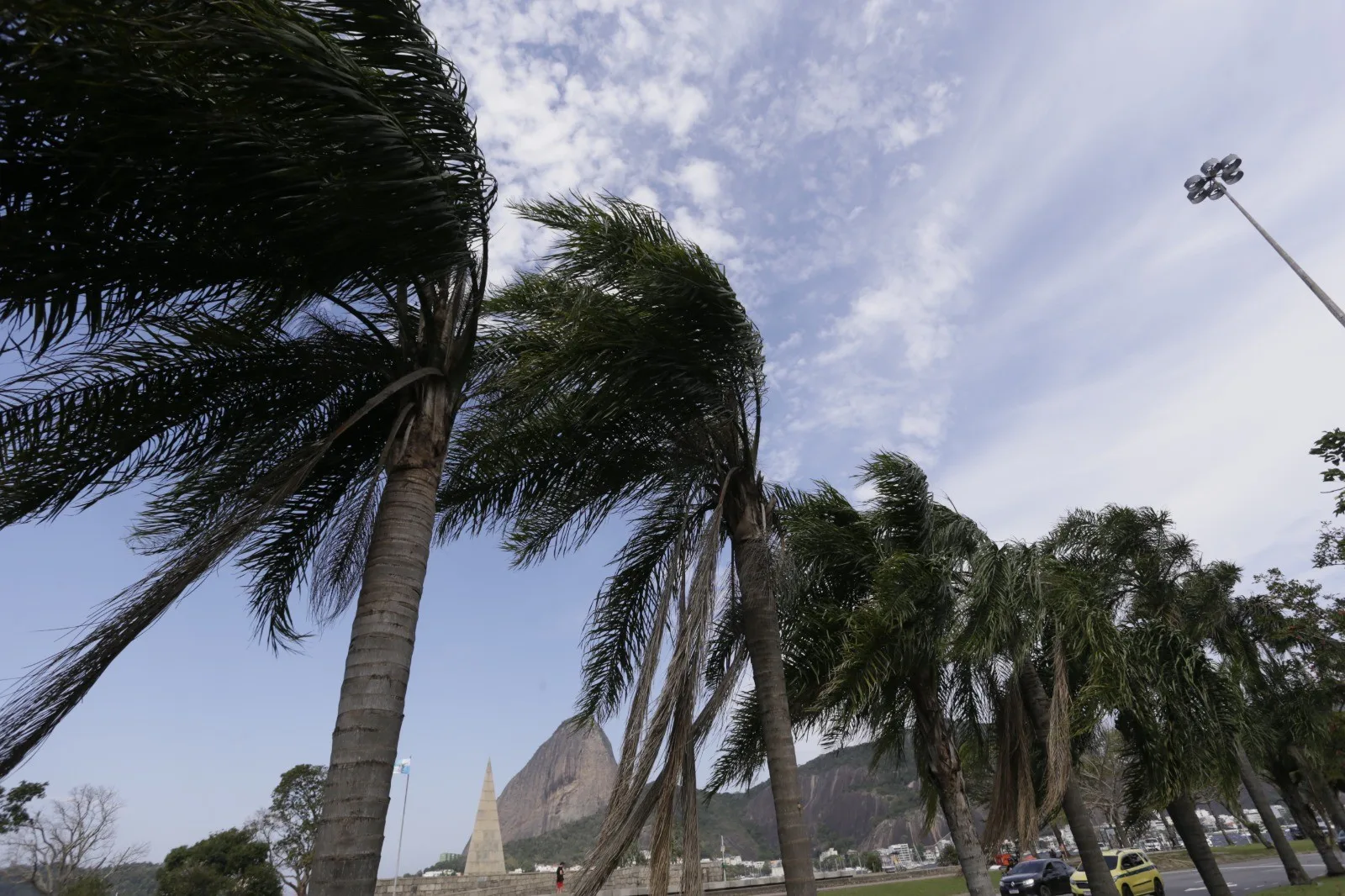 Frente fria traz chuva e ventos fortes ao Rio neste domingo