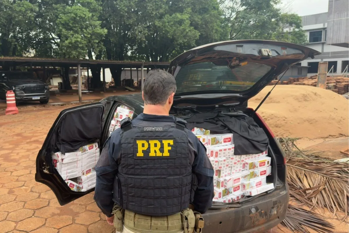 PRF apreende 40 caixas de cigarros após perseguição em Campo Grande