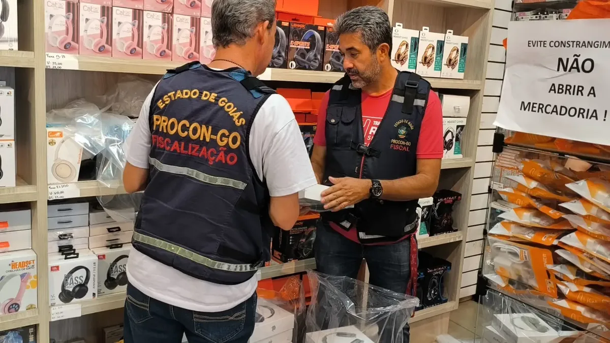 Fiscalização apreende roupas e eletrônicos com indícios de falsificação em Goiânia