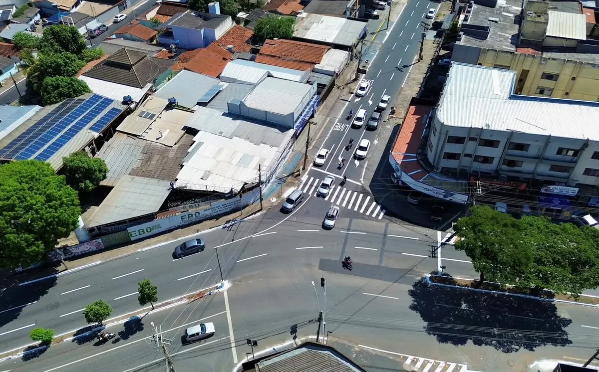 Cruzamento no Setor Coimbra ganha terceira faixa e Direita Livre