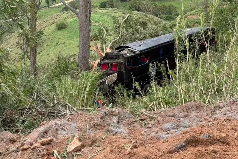 Acidente com ônibus deixa seis mortos em trecho de serra em Cruzeiro