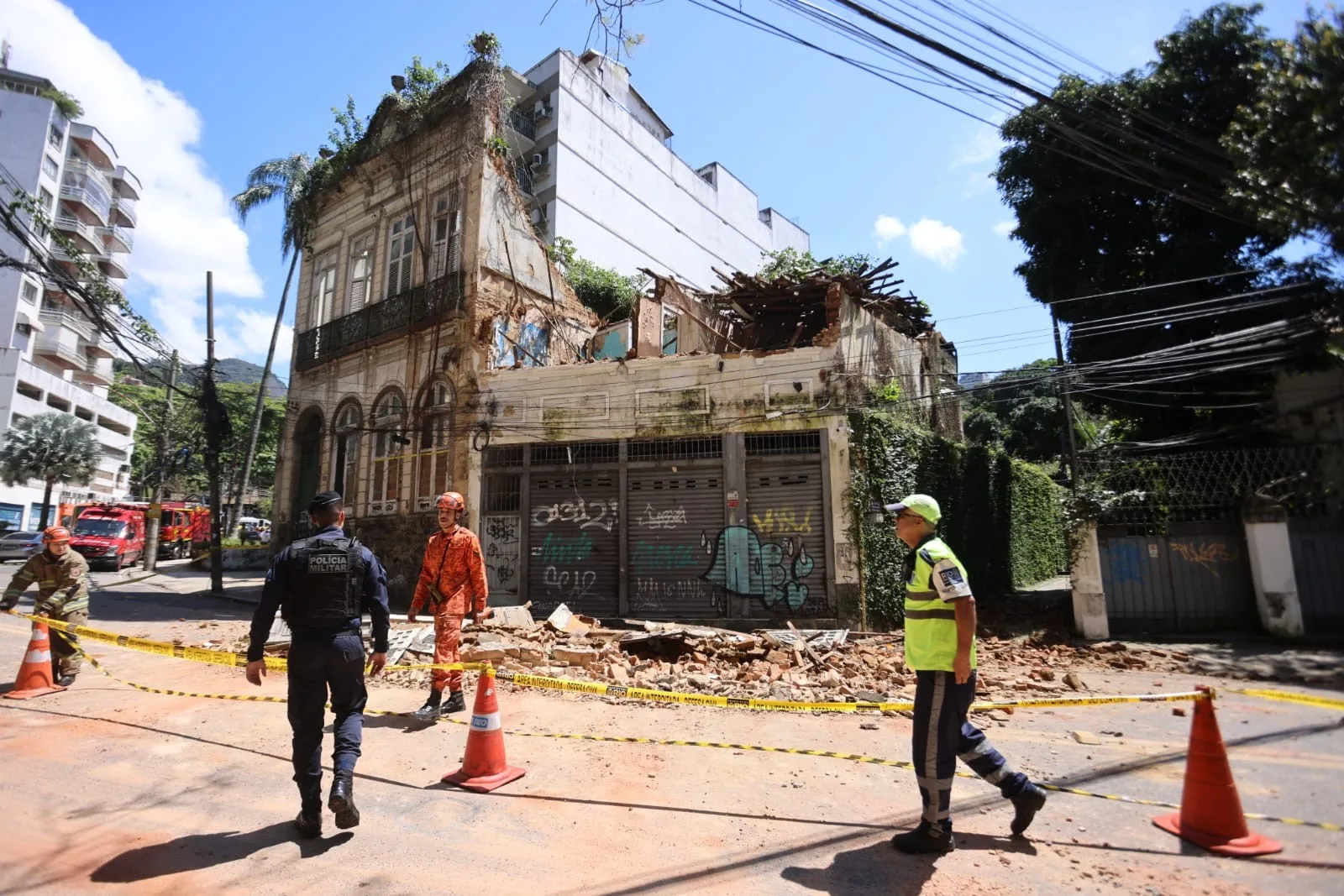 Rua Cosme Velho tem trânsito em pare e siga após queda de pavimento