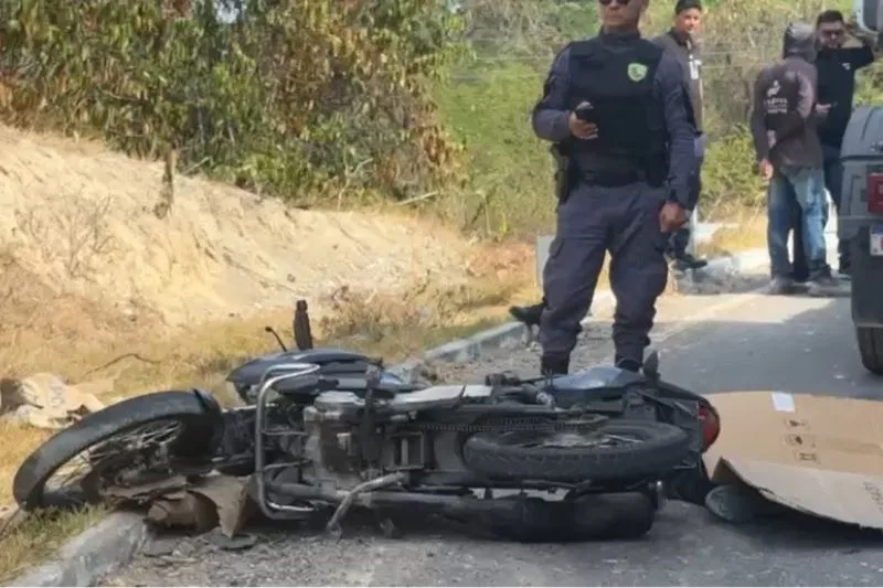 Motociclista de 22 anos morre após queda sob carreta em Manaus