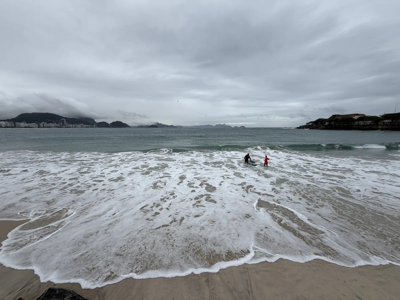 Rio entra em Estágio 2 com chuva, frio e alerta de ressaca