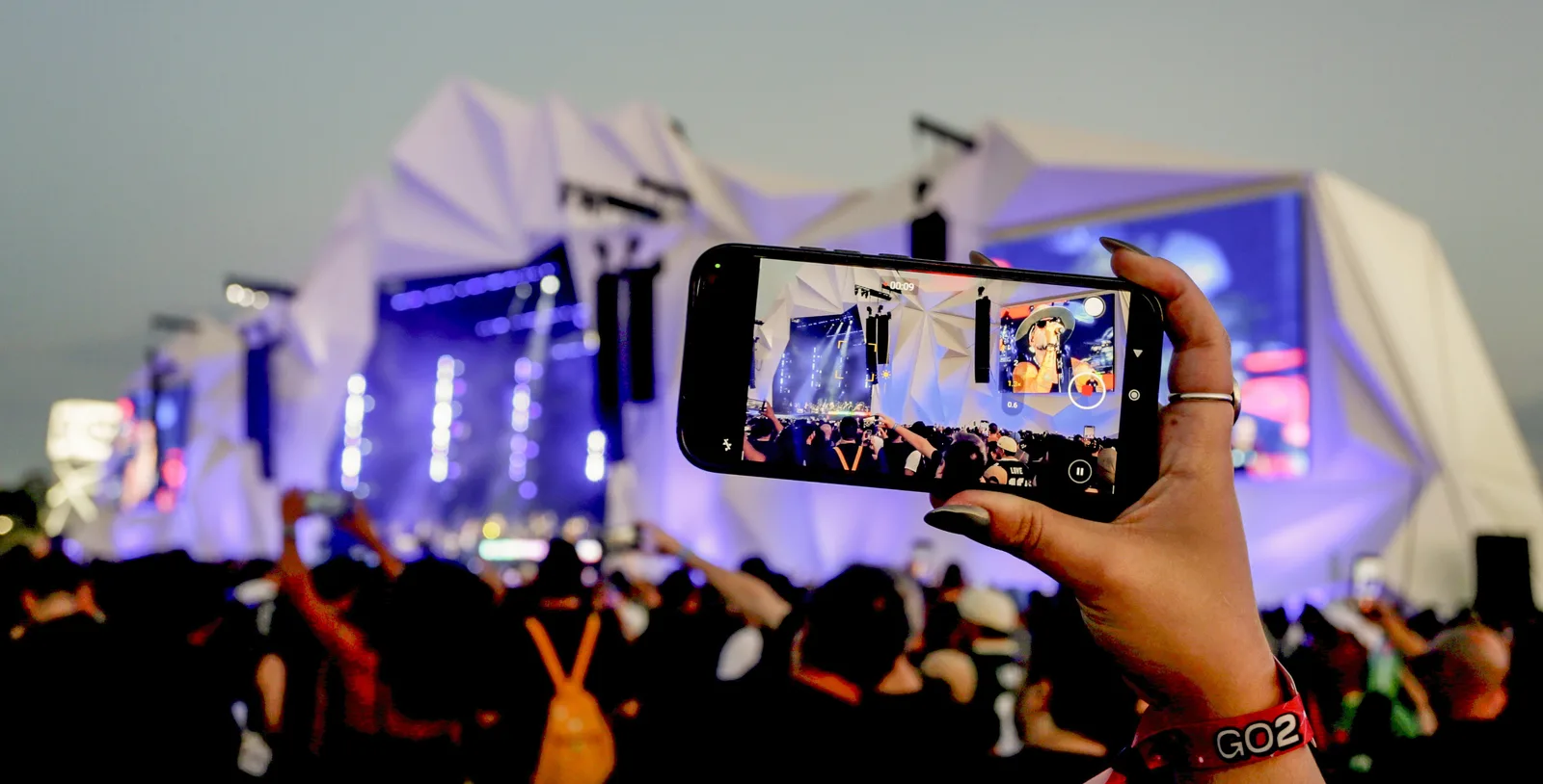 Fãs chegam ao Rock in Rio com capas e atenção ao alerta de chuva