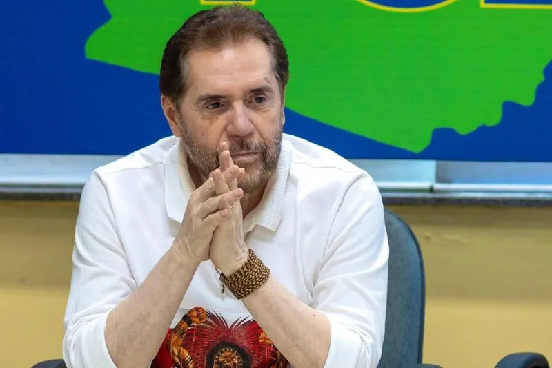 Justiça Eleitoral multa Plínio Valério por divulgação irregular em plataforma digital