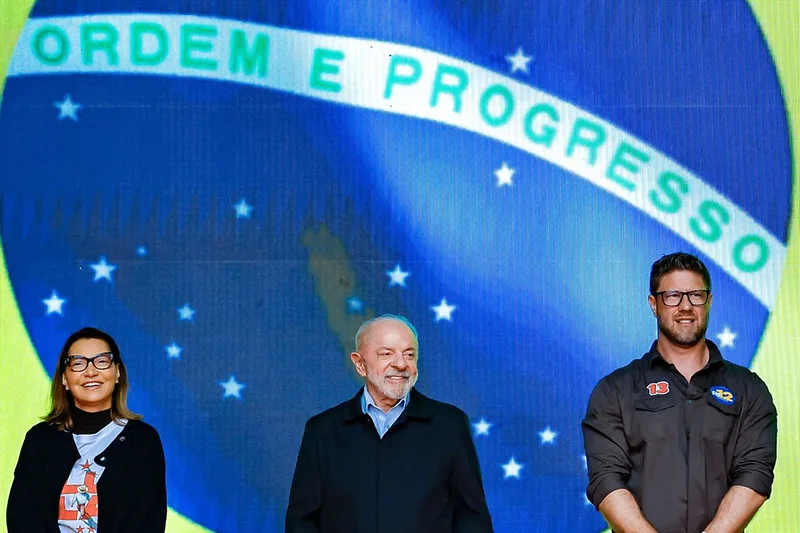 Lula promete mais creches e escolas em tempo integral em comício no Paraná