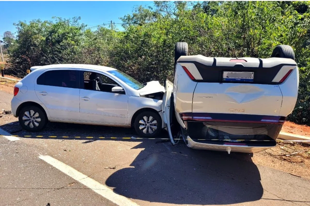 Colisão entre dois carros deixa um morto e dois feridos na BR-158