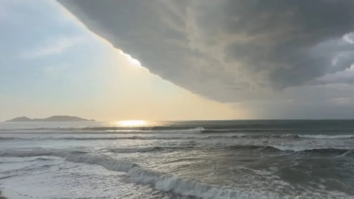 Nuvem prateleira avança sobre Florianópolis durante alerta vermelho