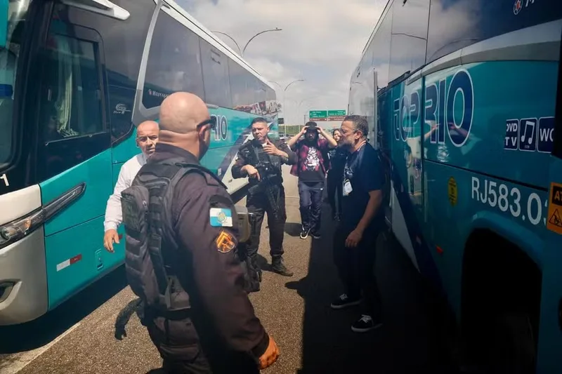 Ônibus escolar é interceptado por criminosos na Linha Vermelha