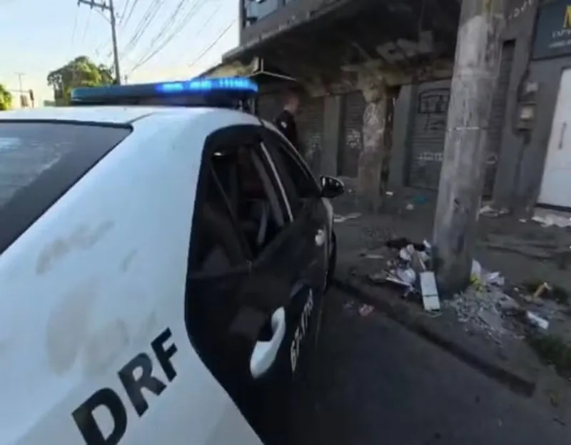 Ferro-velho clandestino no Rio tinha placas, semáforos e quase duas toneladas de materiais