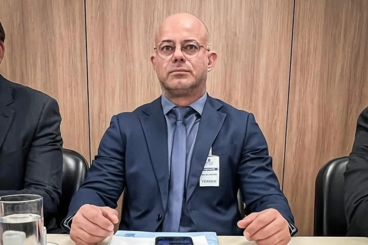 Operação prende familiares de suspeito de atentado e investiga policiais por desvio de drogas