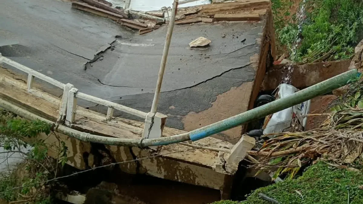 Ponte desaba em Canelinha, e carro cai com a estrutura; mulher fica ferida
