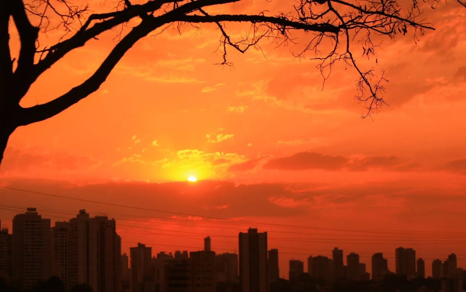 Clima seco e partículas no ar deixam céu avermelhado em Goiás