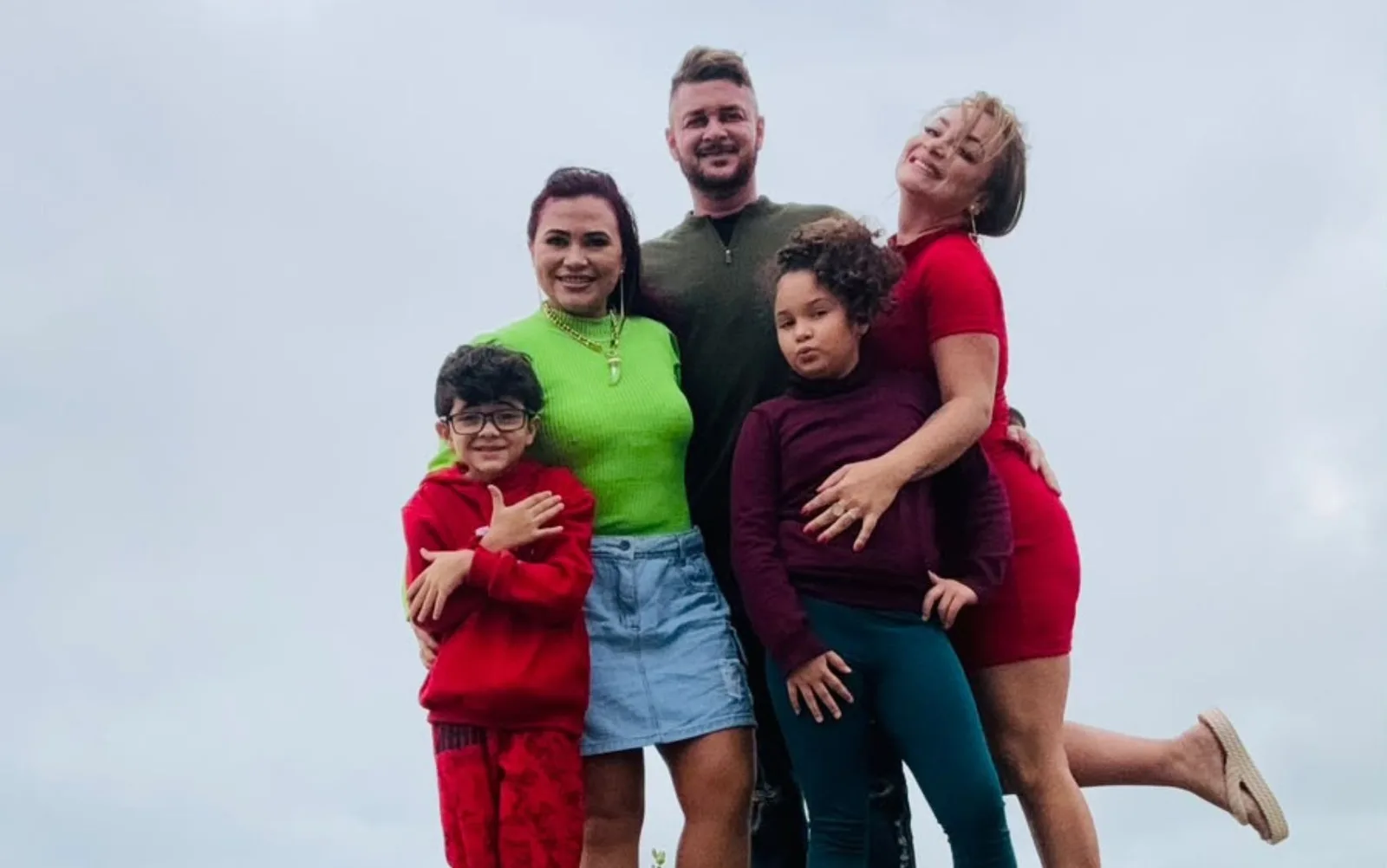 Família de três compartilha rotina e desafios após 15 anos de convivência