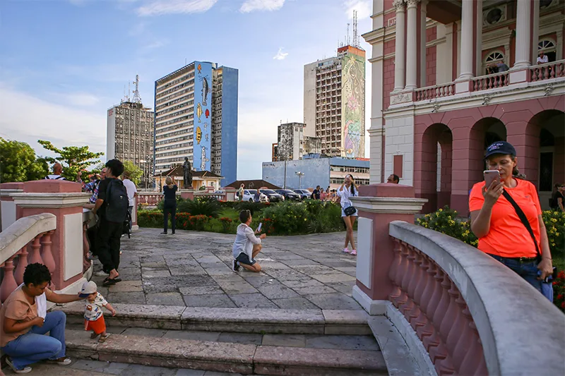 Pesquisa entrevista turistas sobre hábitos e experiências de viagem