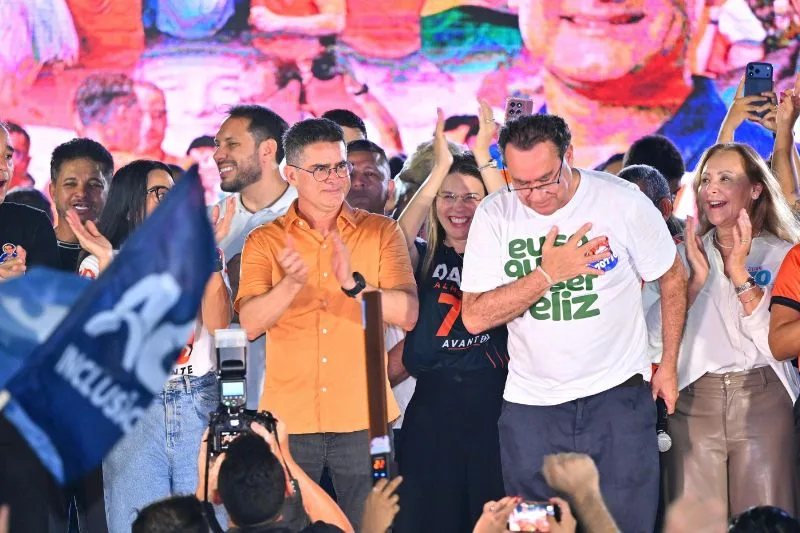Augusto Cury defende parceria com David Almeida durante comício em Manaus