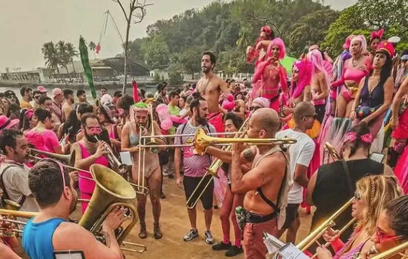 Desfile do bloco Boto Marinho enfrenta oposição de moradores em Paquetá