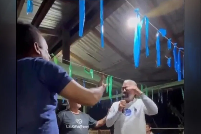 Morador confronta prefeito de Iranduba por incêndio em lixão