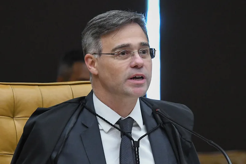 André Mendonça retira sigilo de processos do Banco Master, incluindo caso de Flávio Bolsonaro