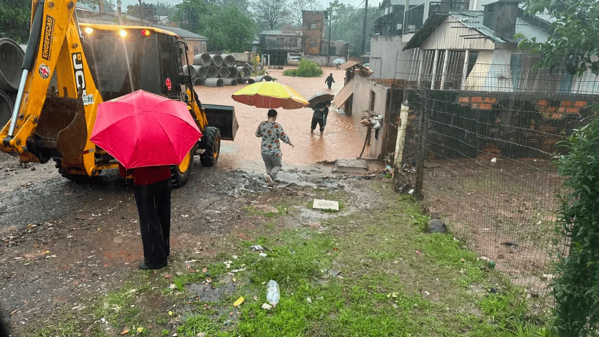 Chuva intensa alaga pontos de Chapecó e deixa três famílias isoladas
