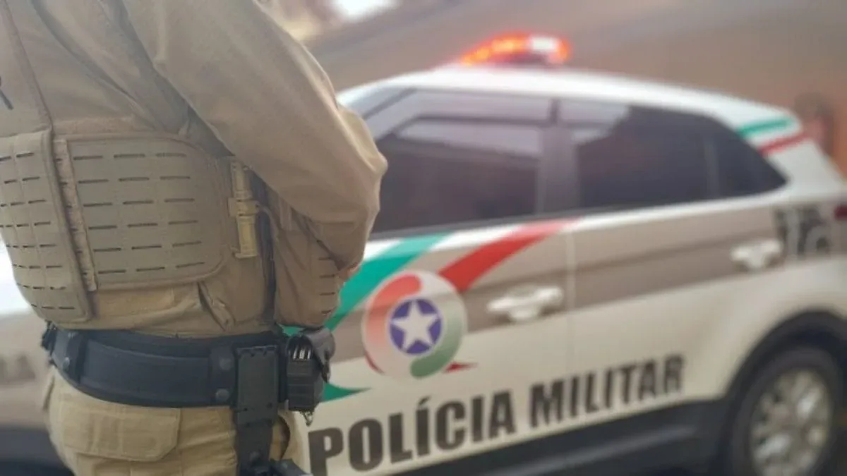 Mulher se refugia em carro de aplicativo após agressões em Blumenau