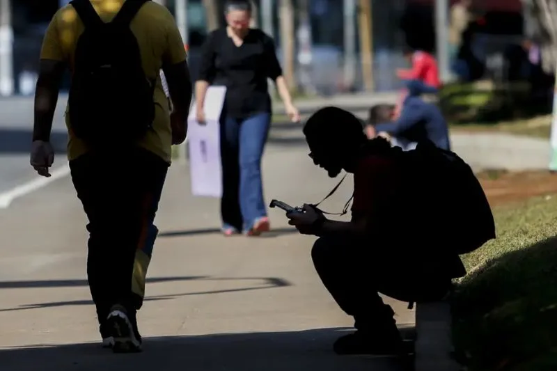 Brasil reduz parcela de jovens que não estudam nem trabalham para 22,4%
